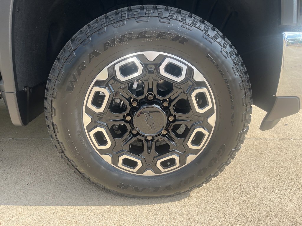 2025 Chevrolet Silverado 2500HD LT photo 4
