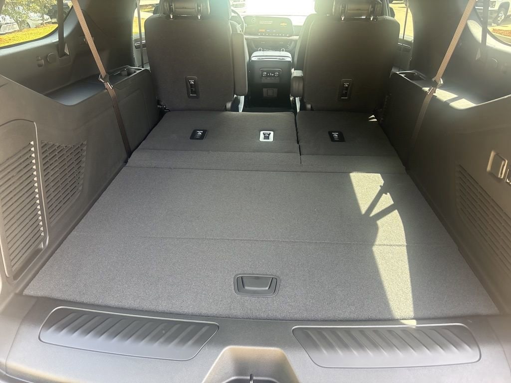 2026 Chevrolet Suburban LT - Photo 18