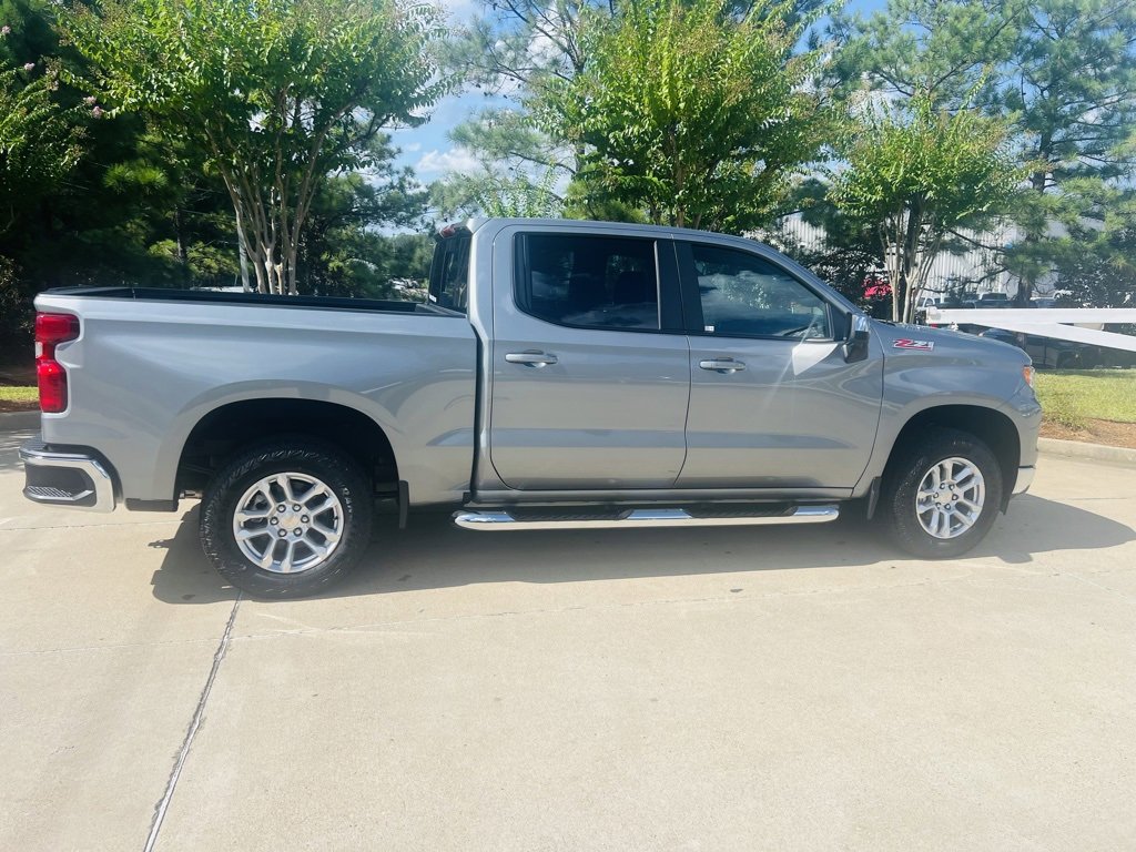 2025 Chevrolet Silverado 1500 LT photo 2