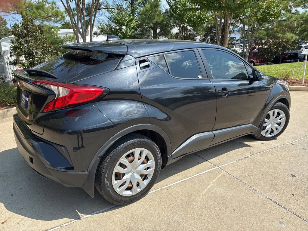 2020 Toyota C-HR LE photo 4