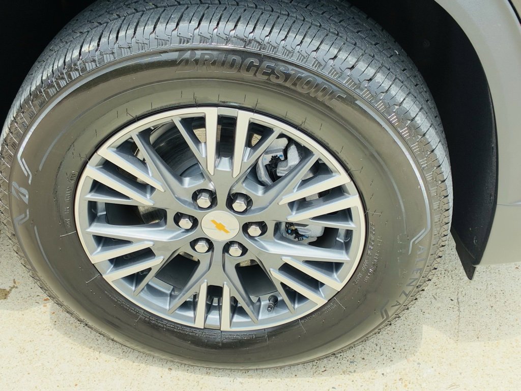 2025 Chevrolet Traverse photo 3