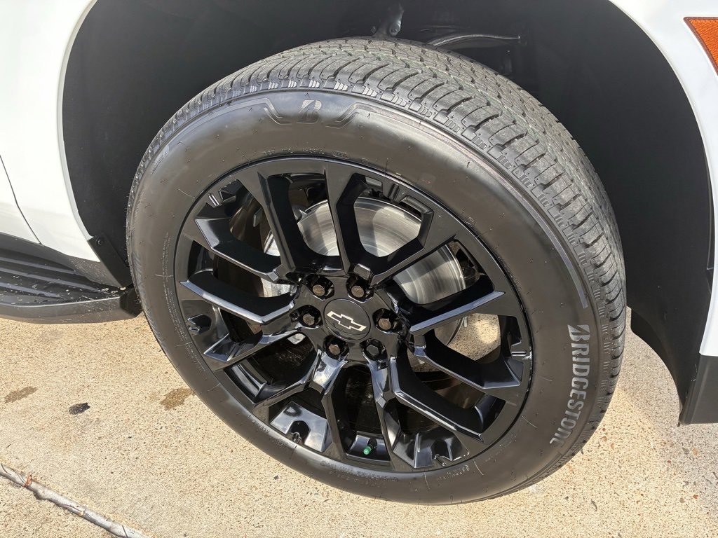 2026 Chevrolet Suburban LS photo 2