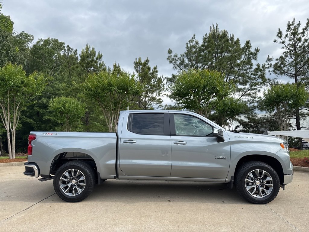 2025 Chevrolet Silverado 1500 LT photo 2