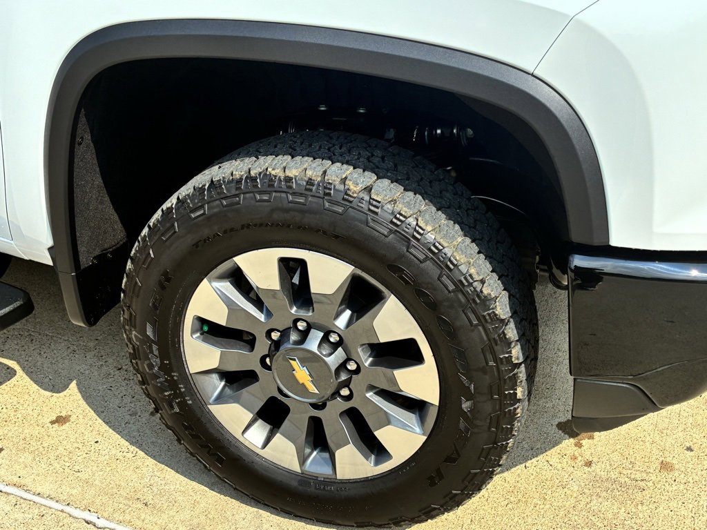 2026 Chevrolet Silverado 2500HD Custom photo 3