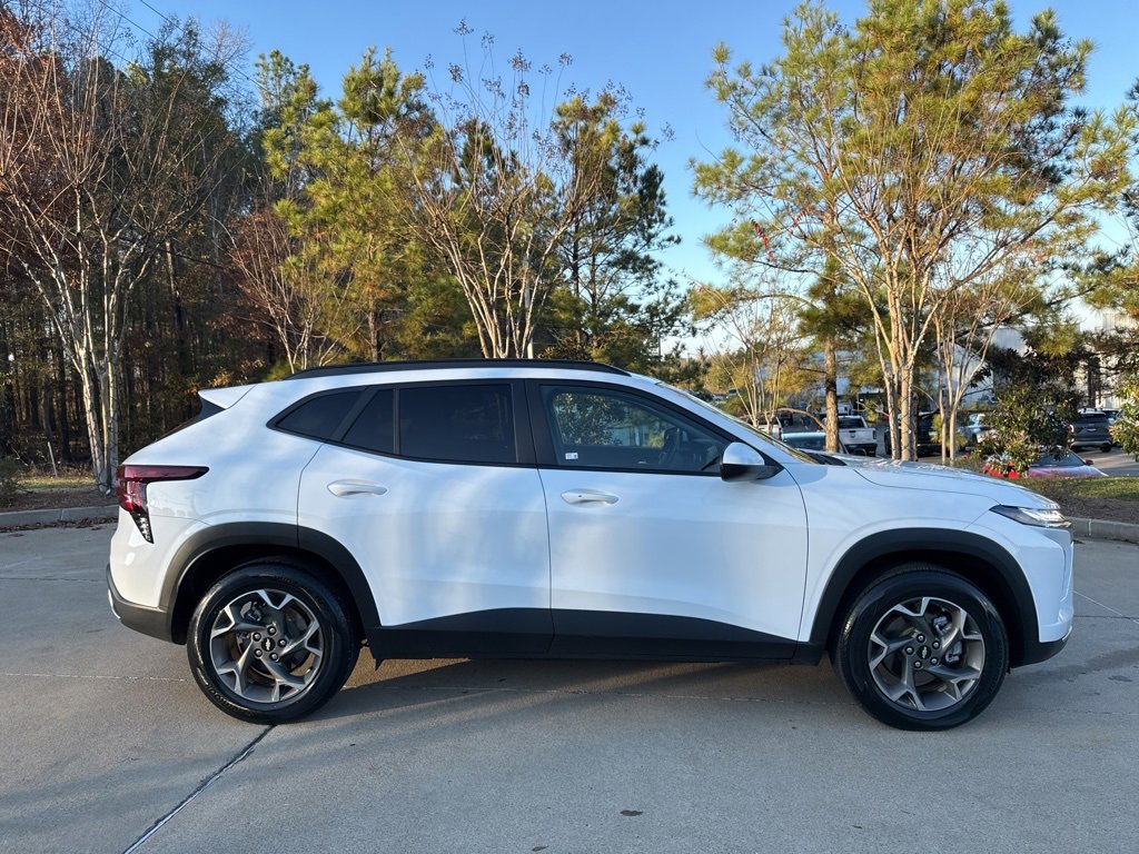 2025 Chevrolet Trax LT photo 2