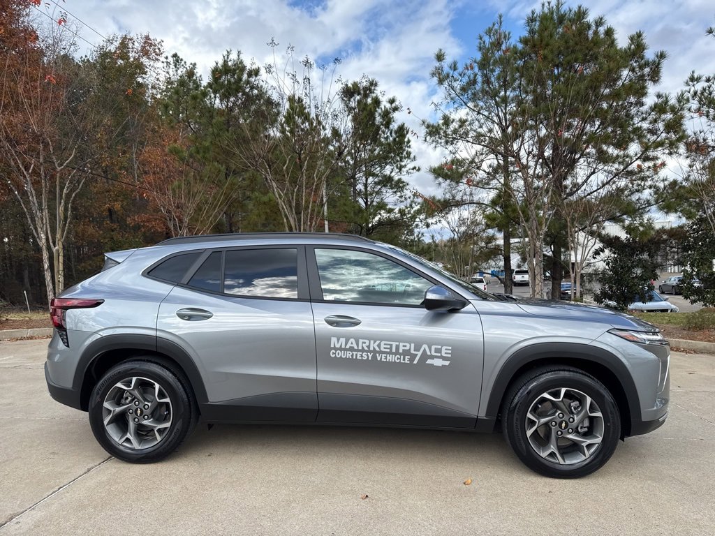 2025 Chevrolet Trax LT photo 2
