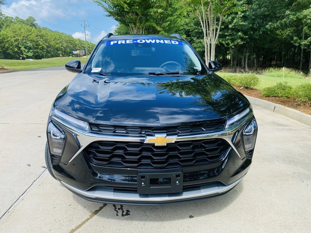 2025 Chevrolet Trax LT photo 2