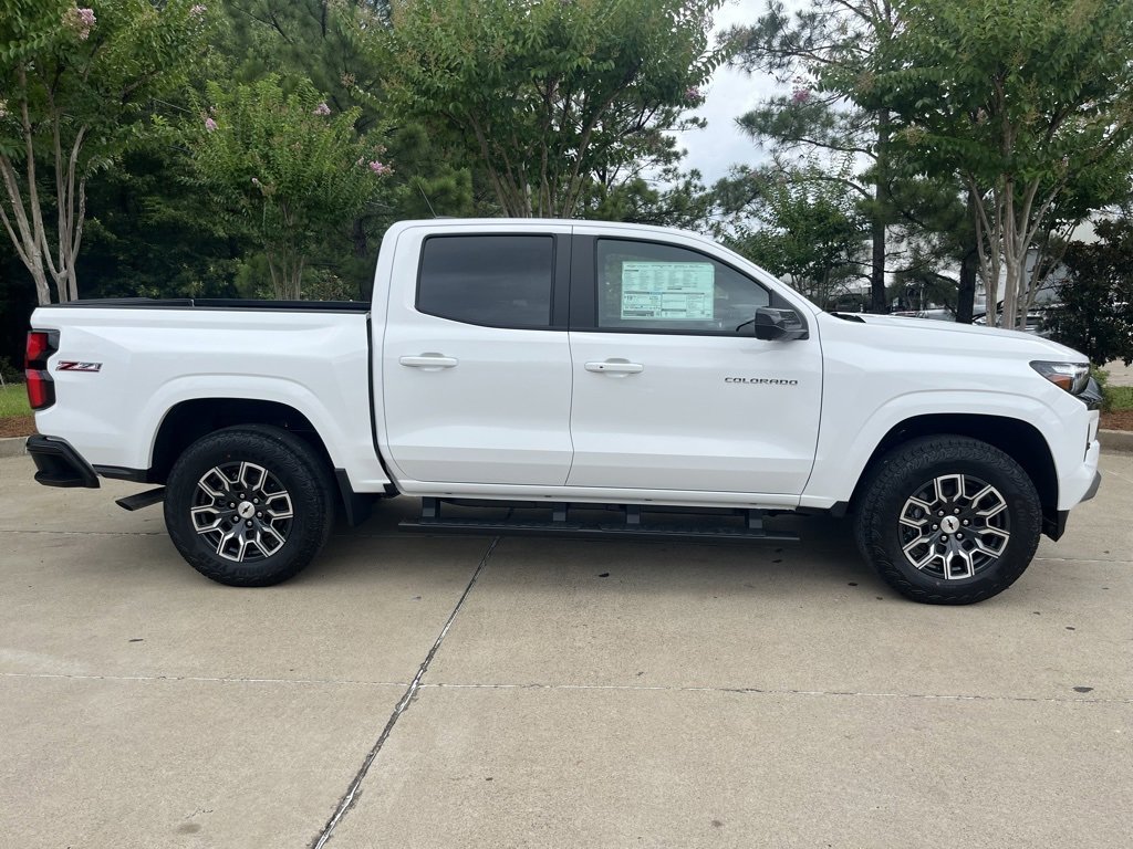 2025 Chevrolet Colorado Z71 photo 2