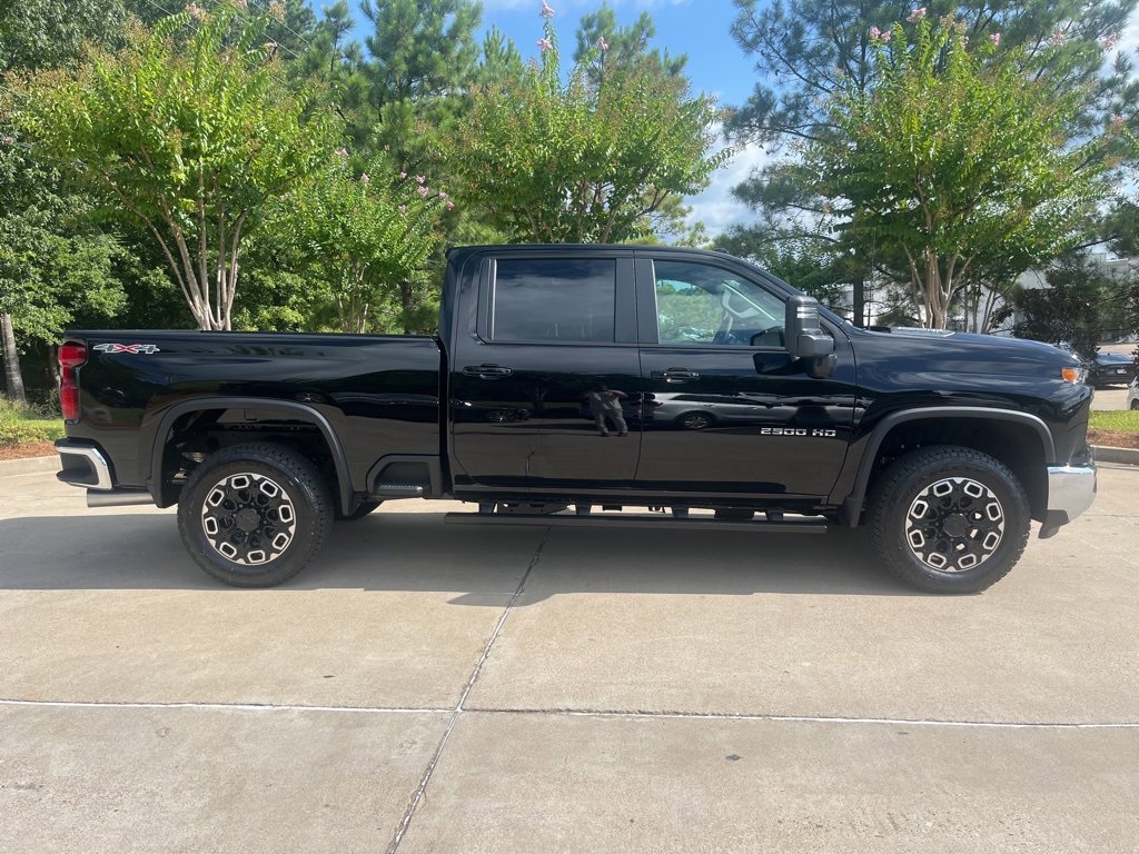 2025 Chevrolet Silverado 2500HD LT photo 2