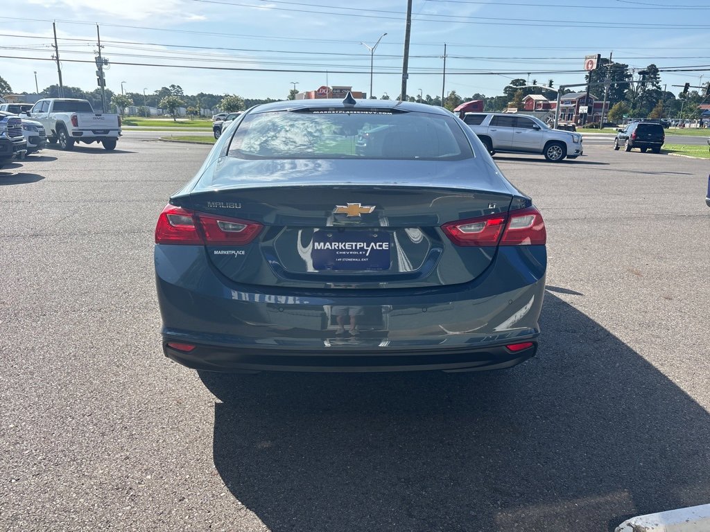 2024 Chevrolet Malibu 1LT photo 2
