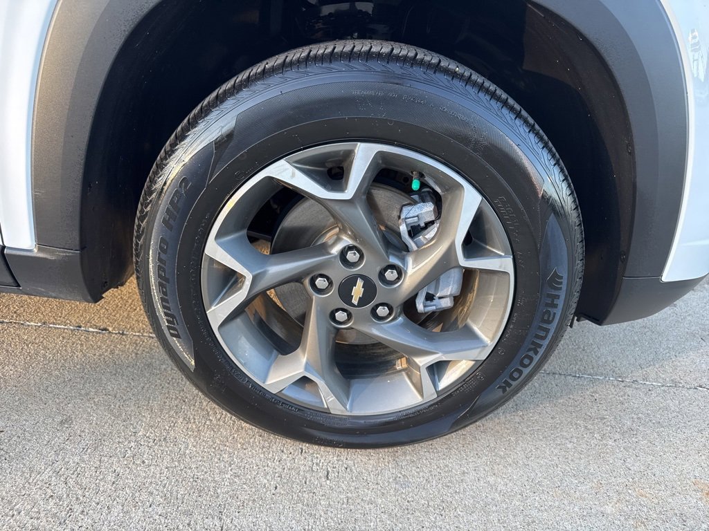 2025 Chevrolet Trax LT photo 3