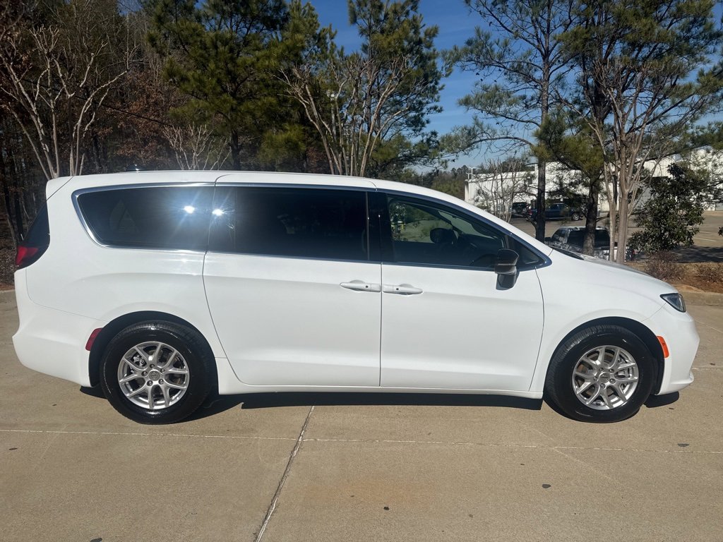 2024 Chrysler Pacifica Touring L photo 2