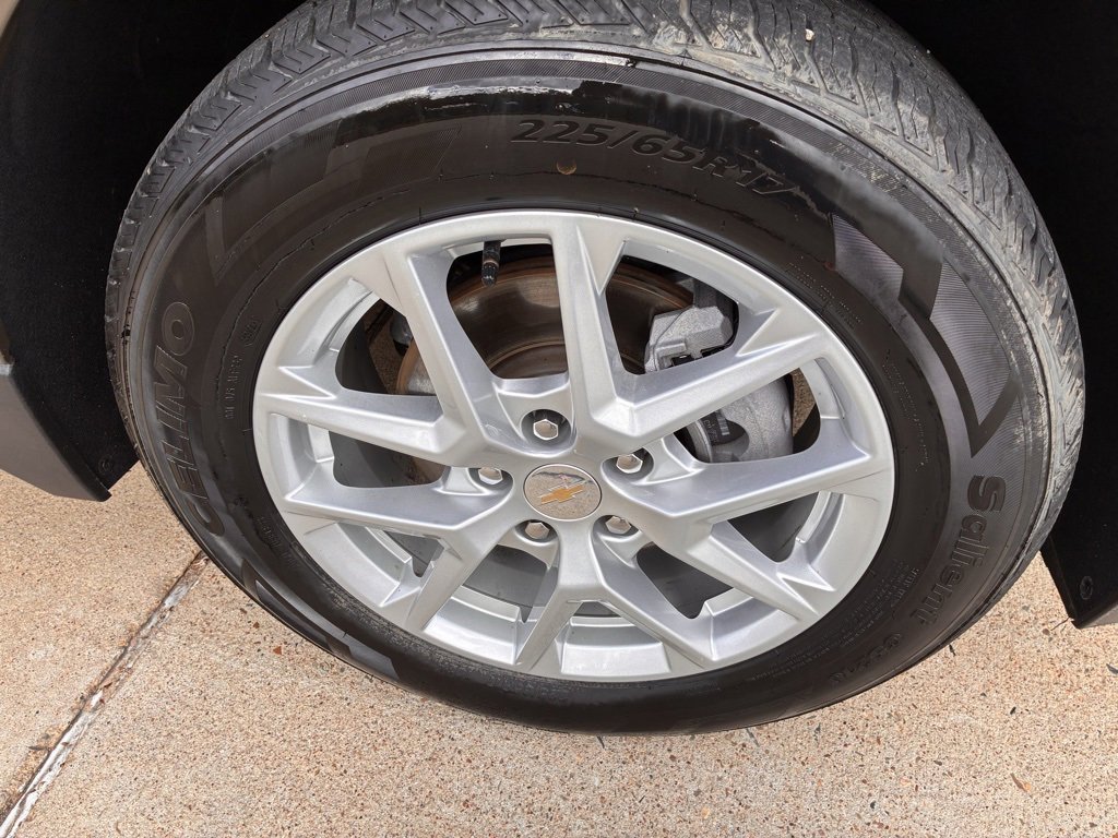 2023 Chevrolet Equinox LT photo 2