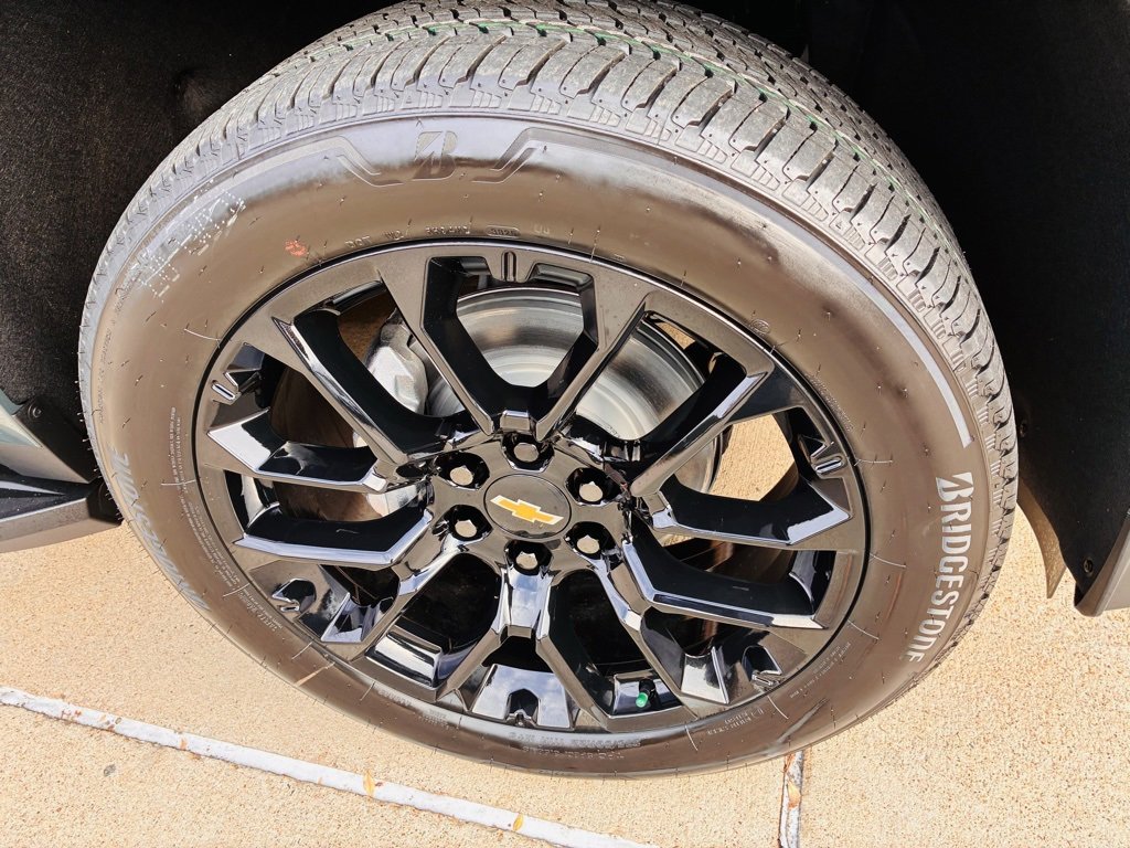 2026 Chevrolet Suburban RST photo 2