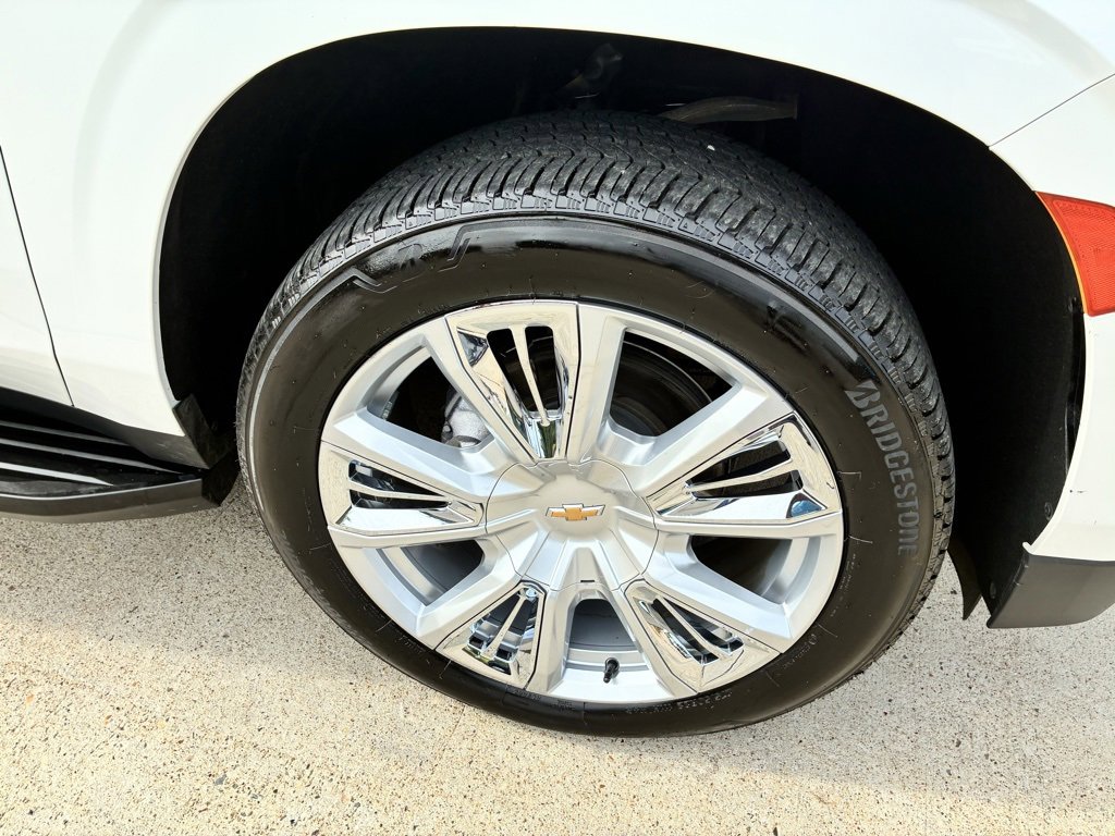 2023 Chevrolet Suburban High Country photo 3