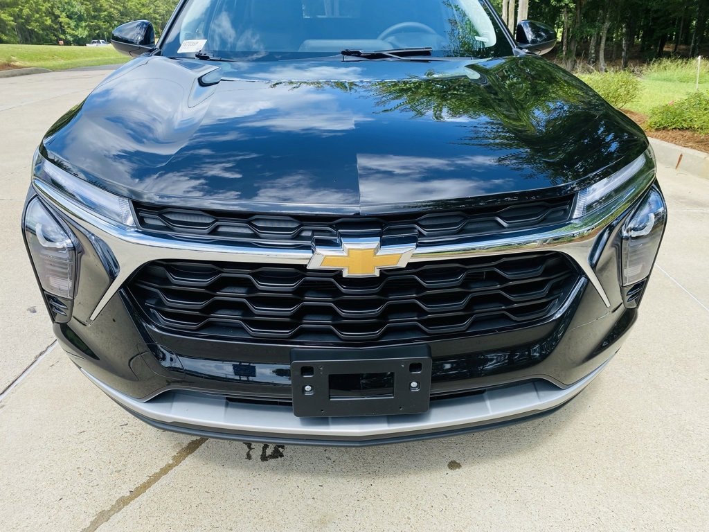 2025 Chevrolet Trax LT photo 3