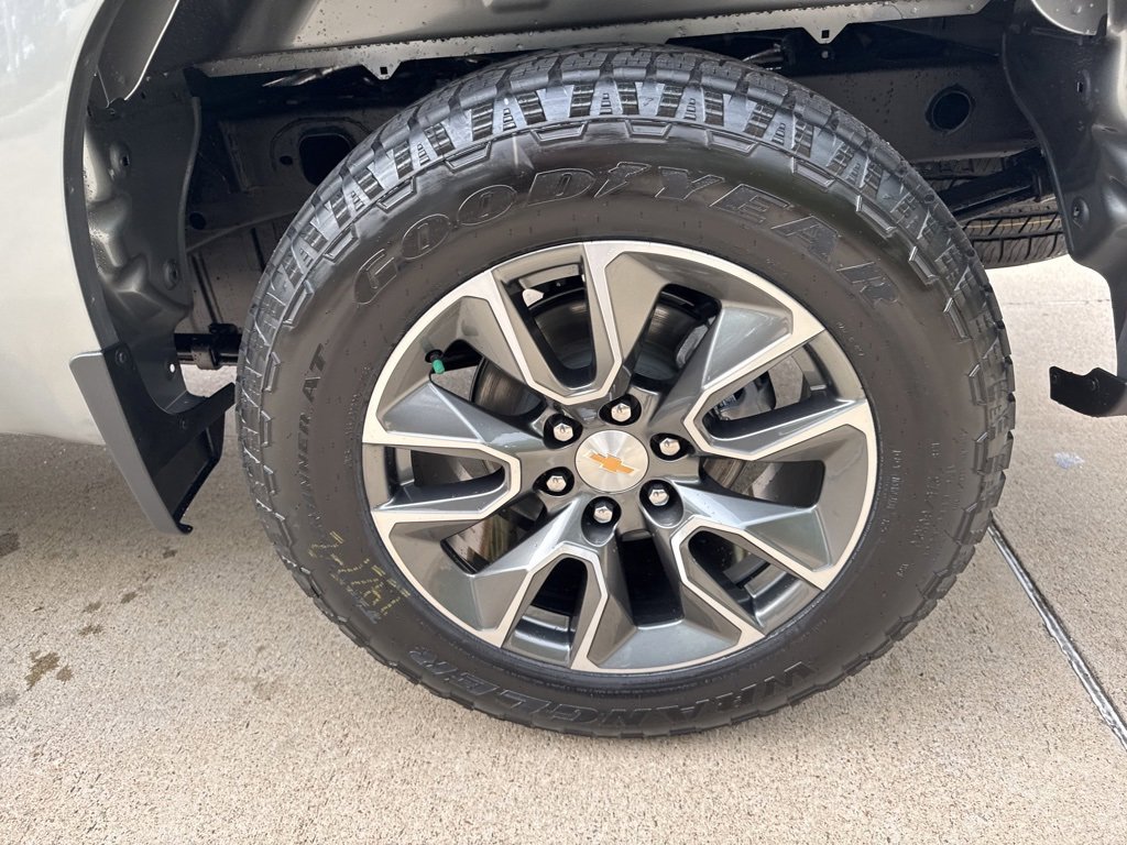 2025 Chevrolet Silverado 1500 LT photo 4