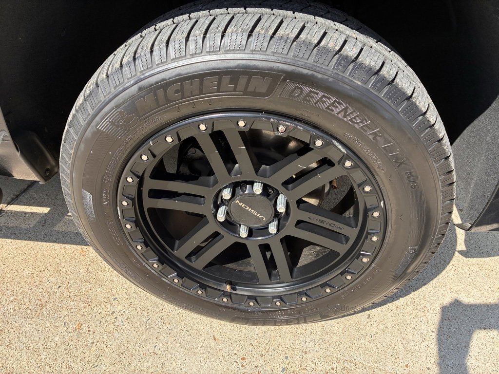 2019 Chevrolet Tahoe LT photo 2