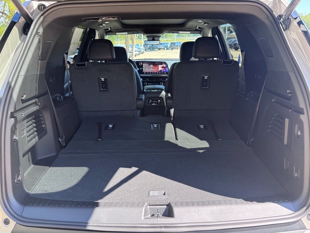 2027 Chevrolet Traverse Z71 - Photo 32