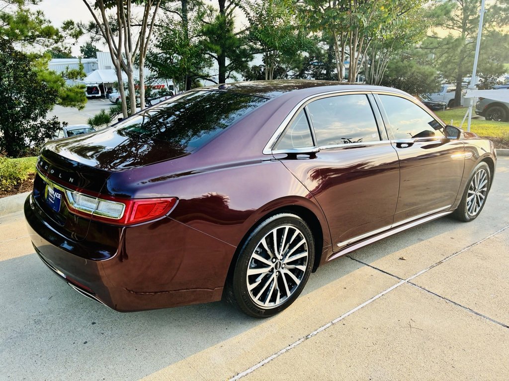 2017 Lincoln Continental Select photo 3