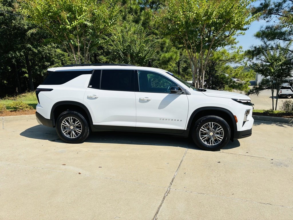 2025 Chevrolet Traverse photo 2
