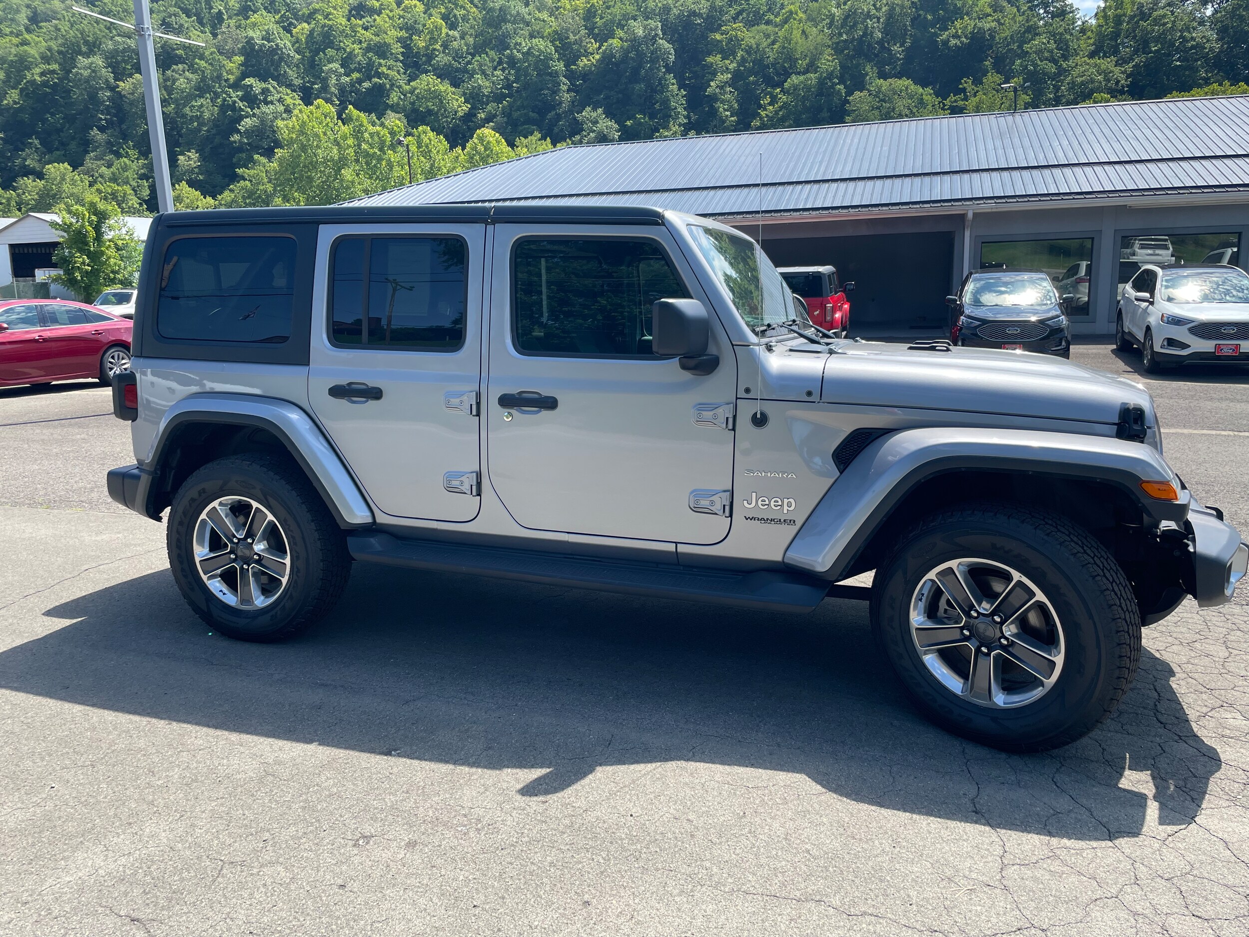 2020 Jeep Wrangler Unlimited Sahara photo 4
