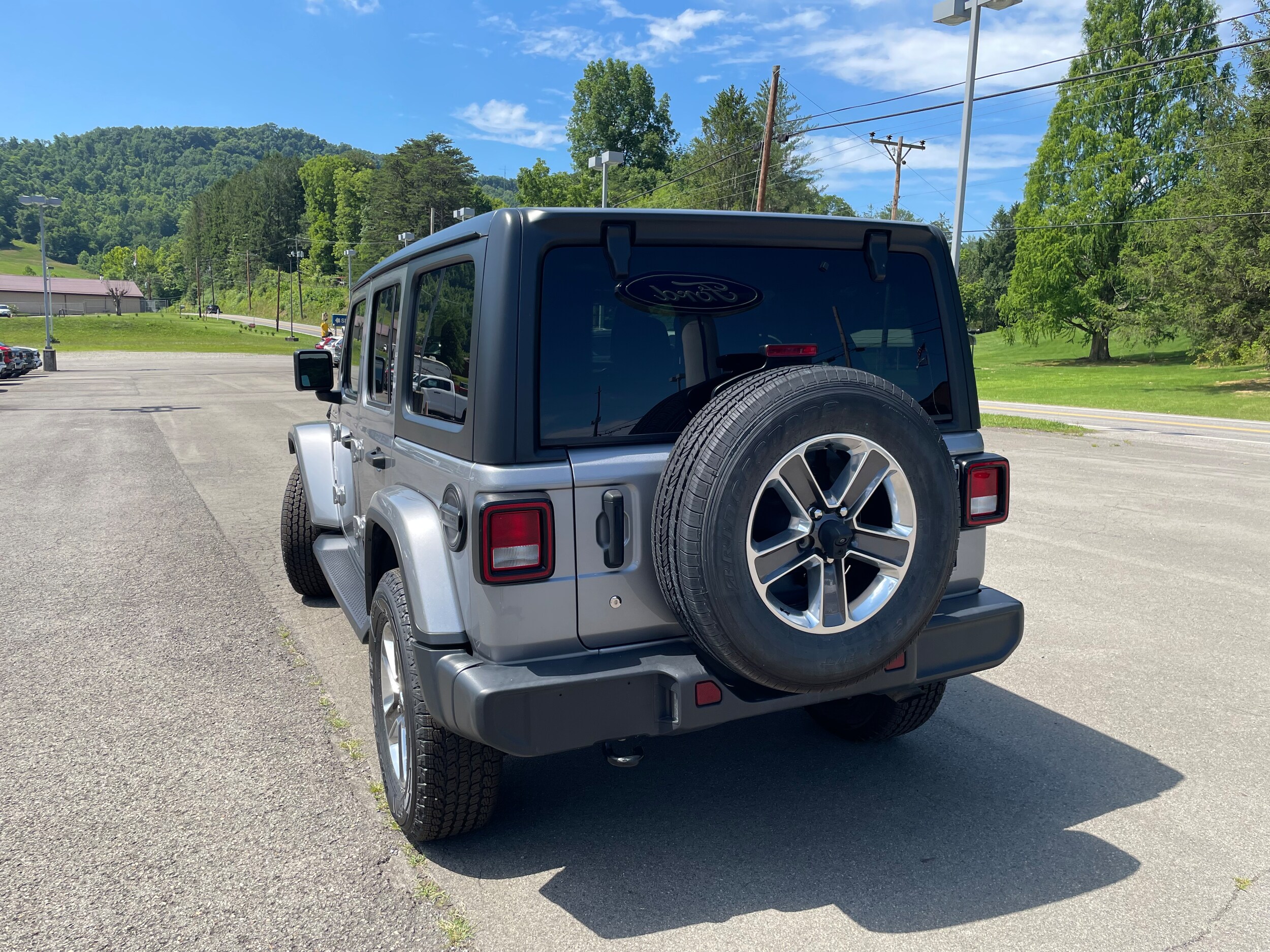 2020 Jeep Wrangler Unlimited Sahara photo 3