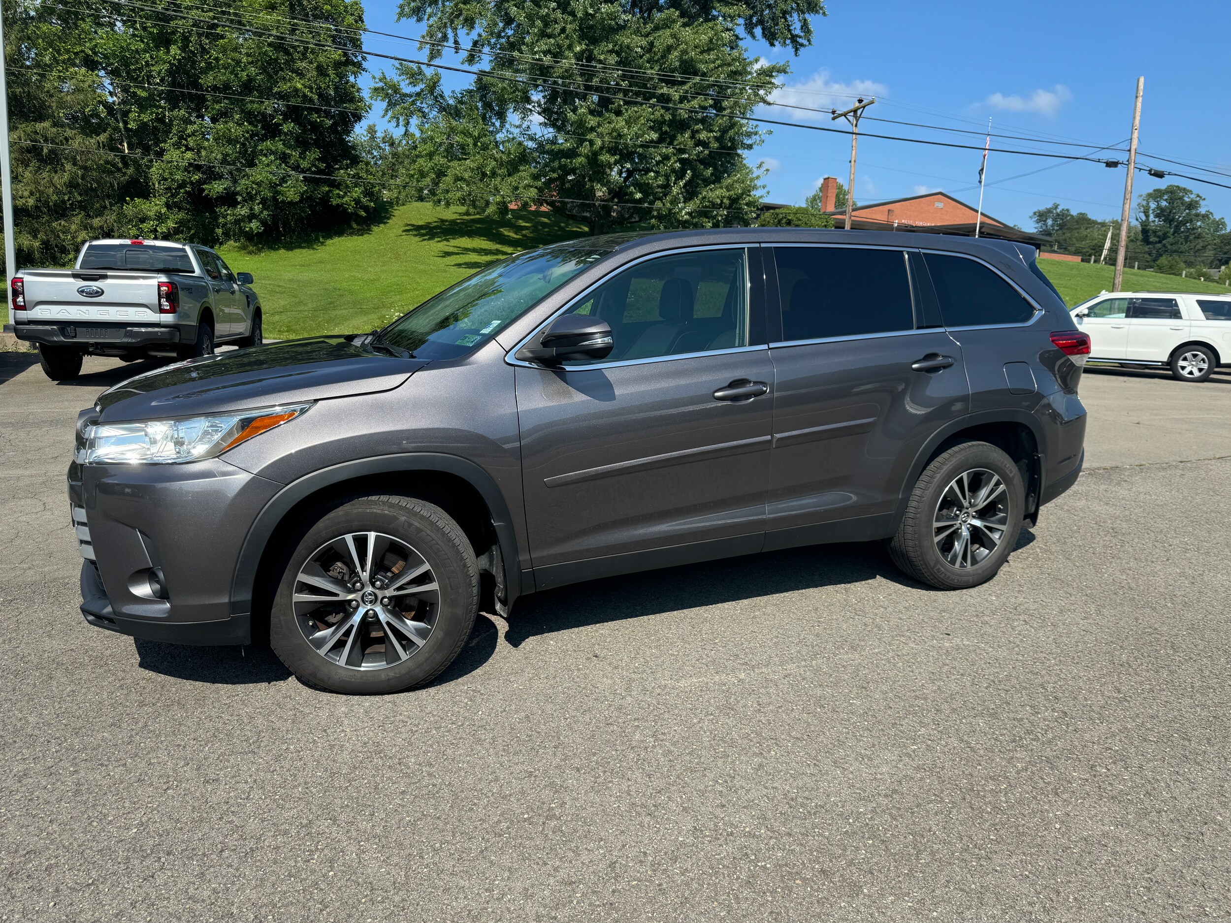 2019 Toyota Highlander LE Plus photo 3