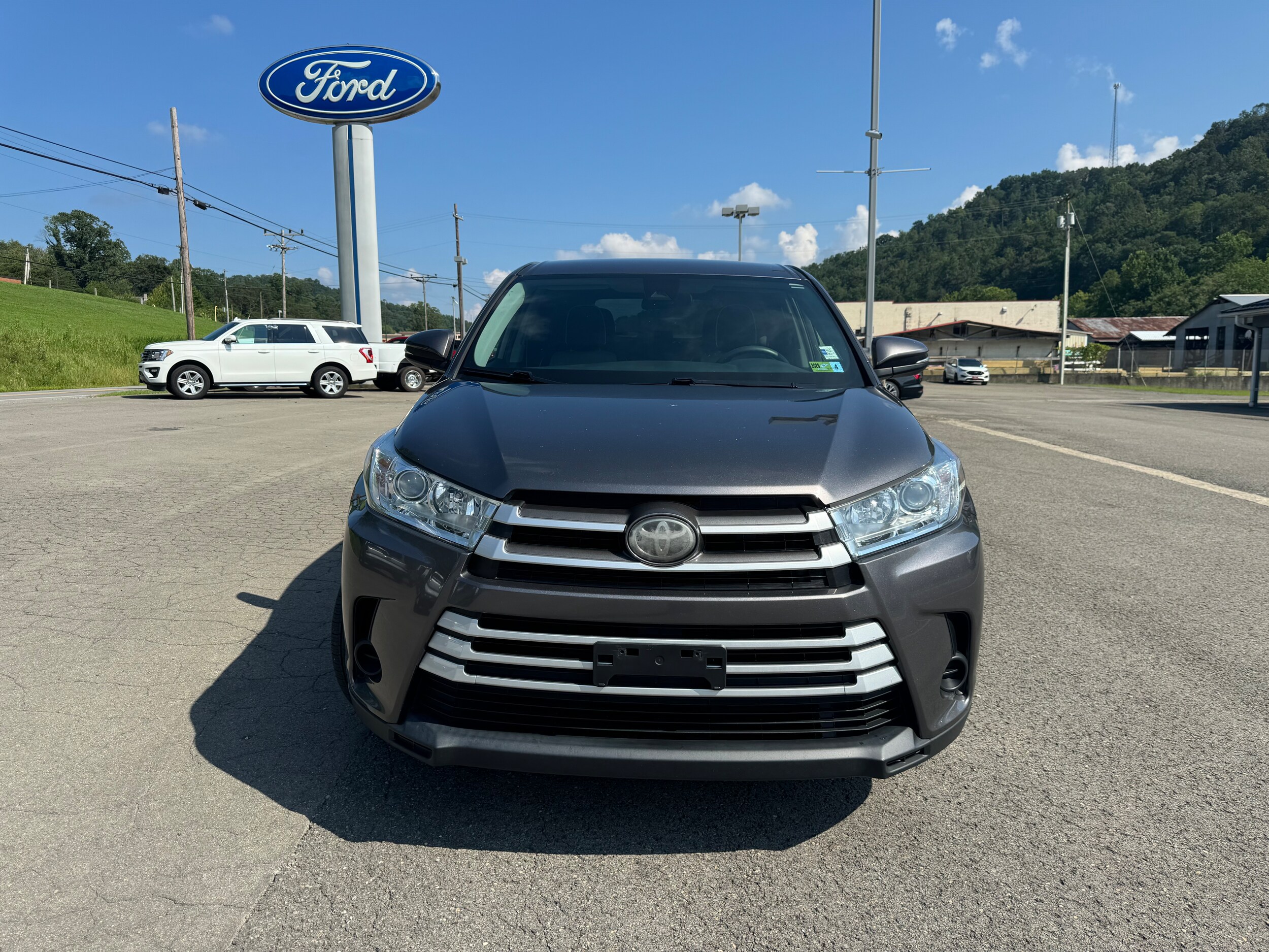 2019 Toyota Highlander LE Plus photo 2