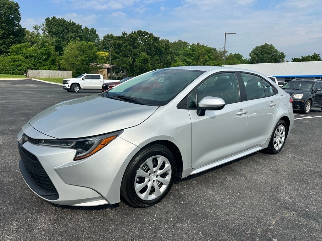 2023 Toyota Corolla LE photo 2