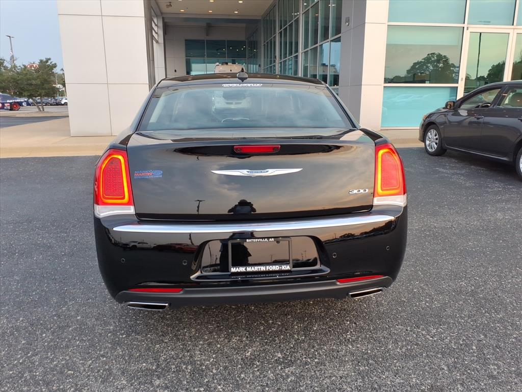 2016 Chrysler 300 Limited photo 3
