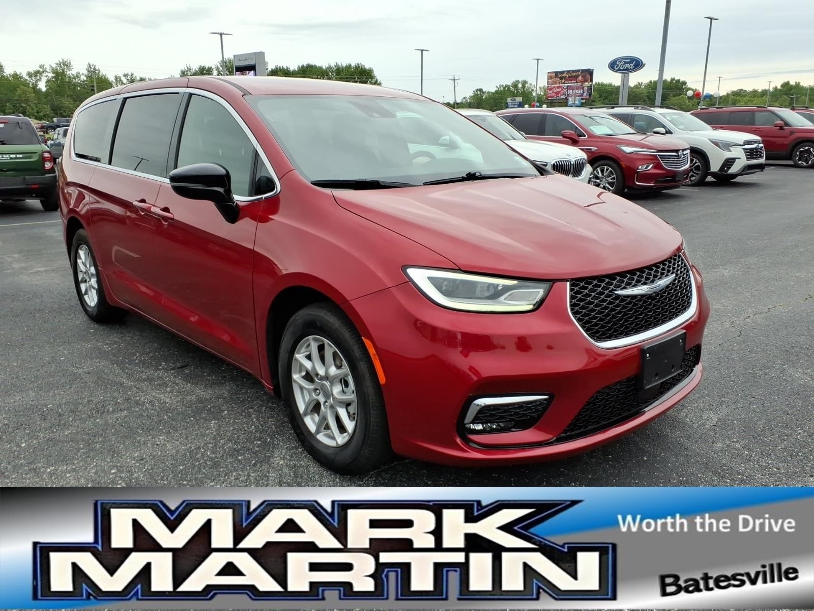2025 Chrysler Pacifica Select's photo