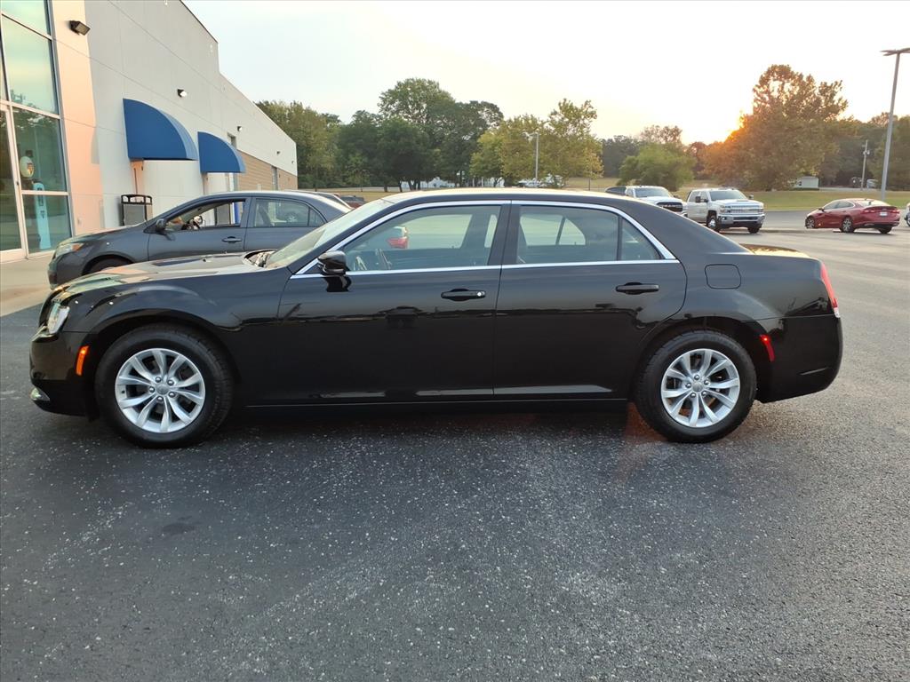 2016 Chrysler 300 Limited photo 2