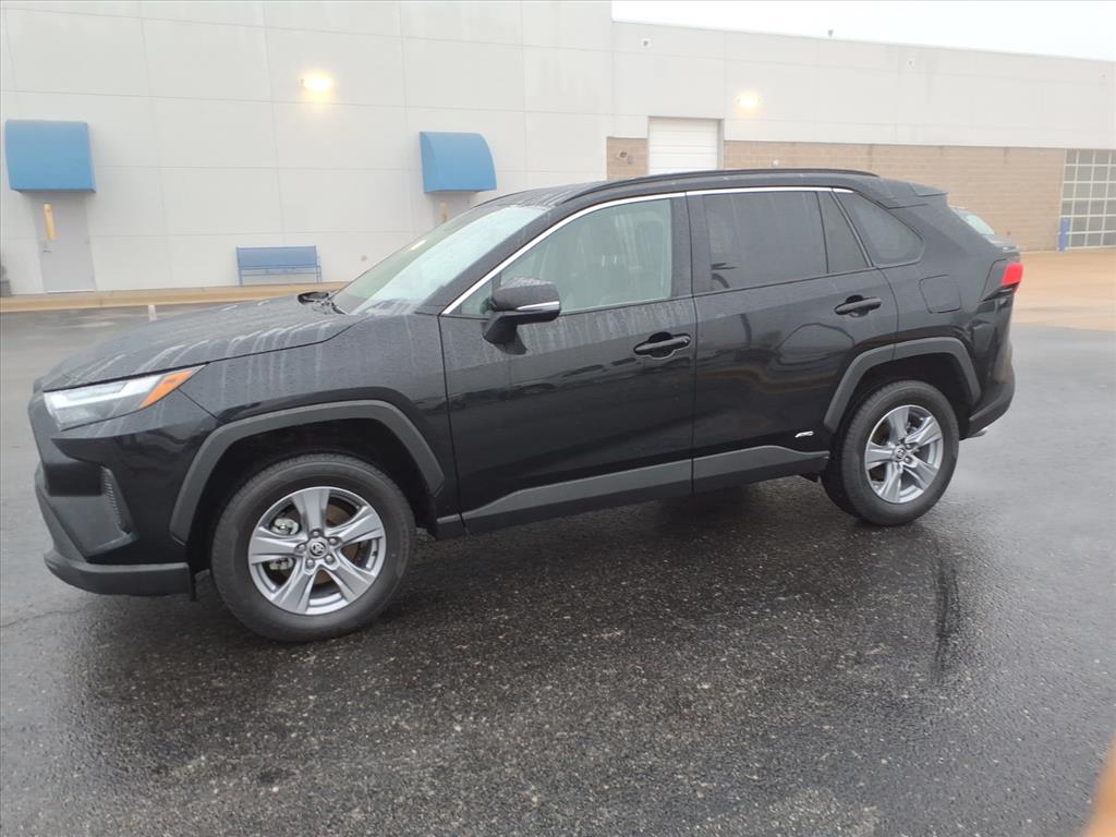 2022 Toyota RAV4 Hybrid XLE photo 2