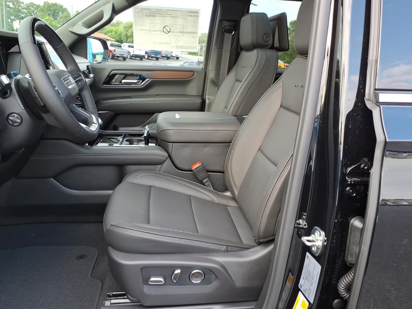 2026 GMC Yukon Denali - Photo 16