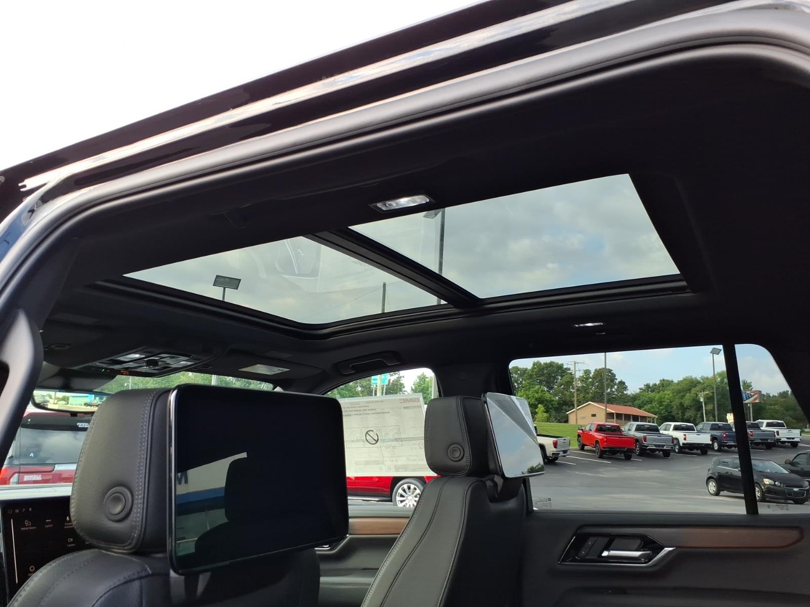 2026 GMC Yukon Denali - Photo 12