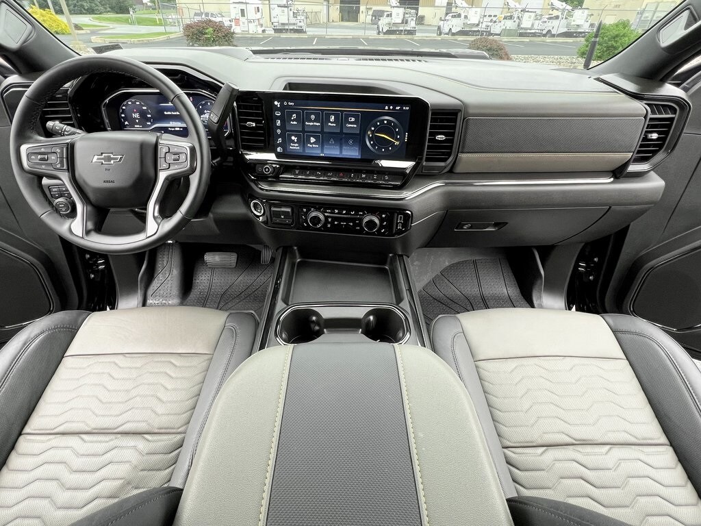 2025 Chevrolet Silverado 2500HD ZR2 photo 3