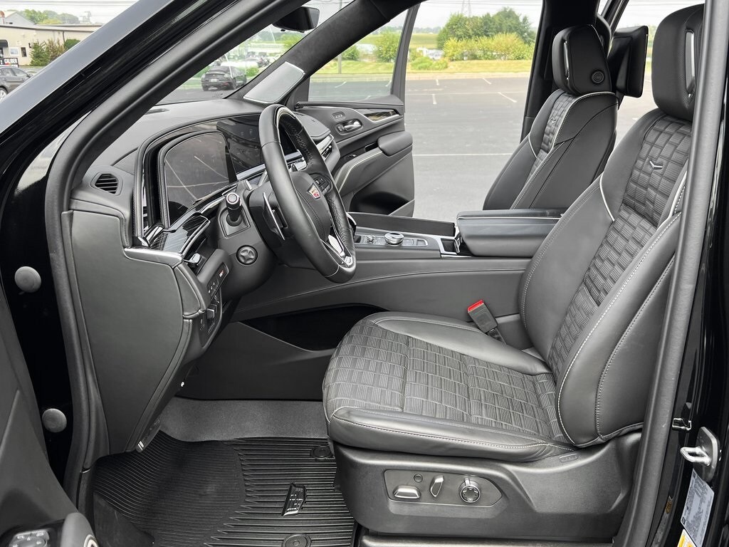 2023 Cadillac Escalade ESV V-Series photo 2