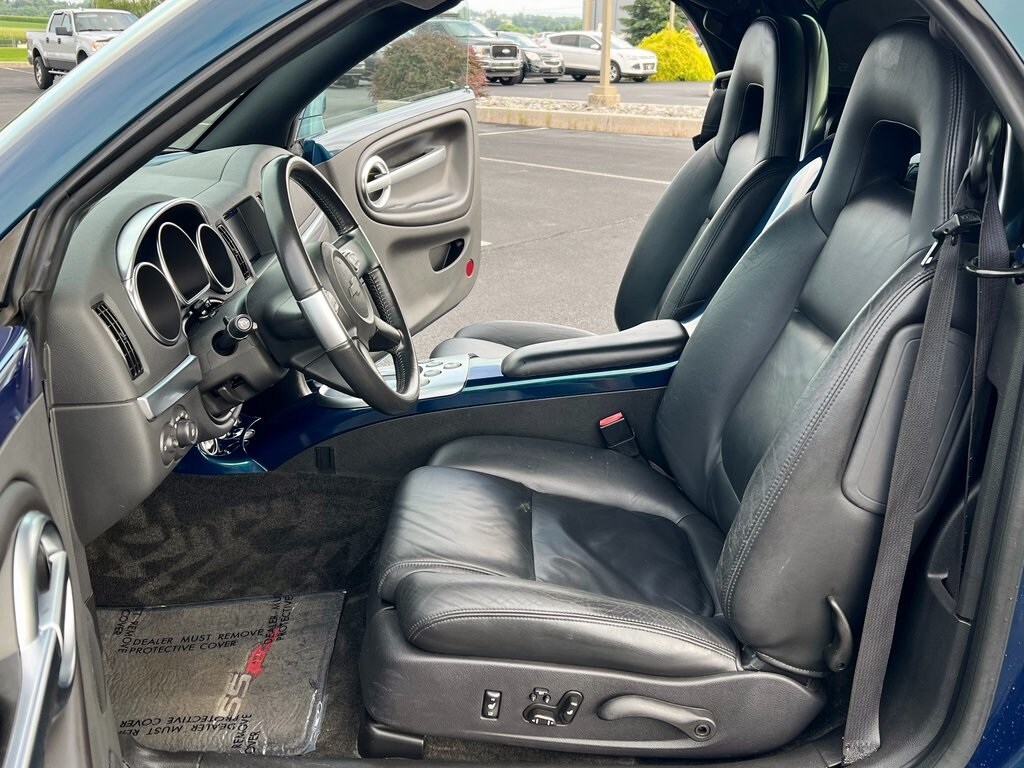 2005 Chevrolet SSR Base photo 2