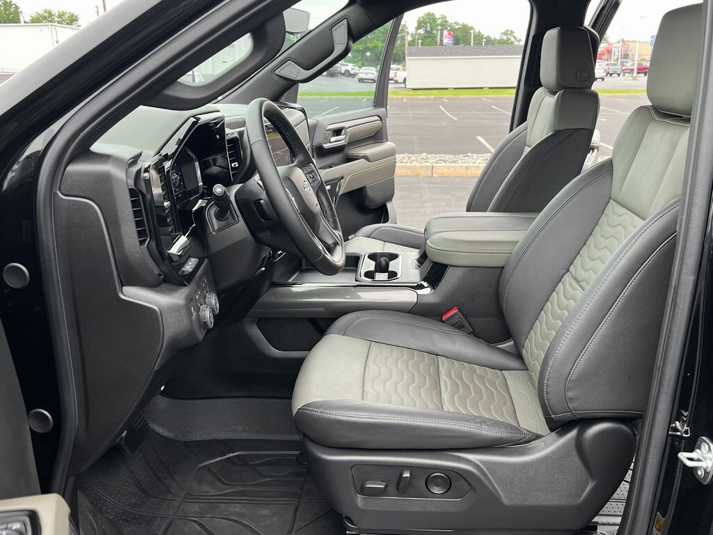 2025 Chevrolet Silverado 2500HD ZR2 photo 2