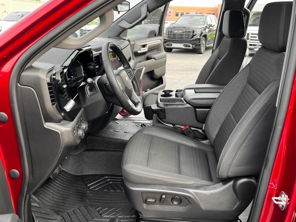 2023 Chevrolet Silverado 1500 LT photo 2