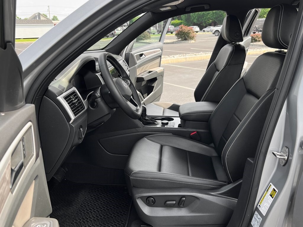 2022 Volkswagen Atlas Cross Sport SE Technology photo 2