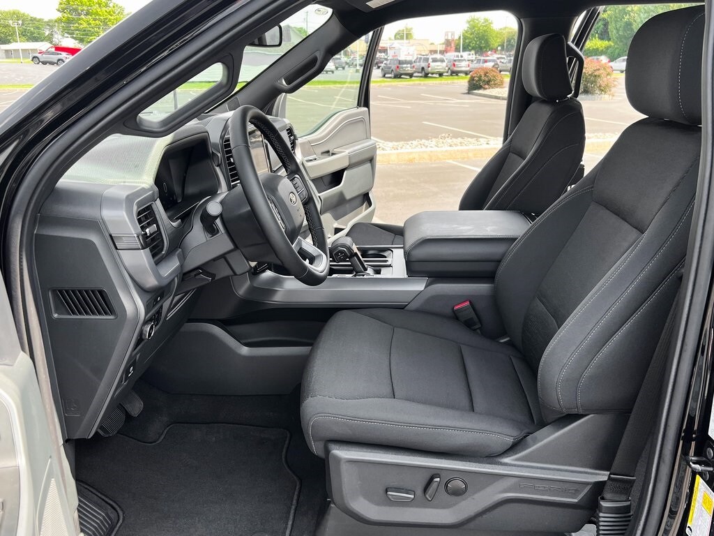 2025 Ford F-150 XLT photo 2