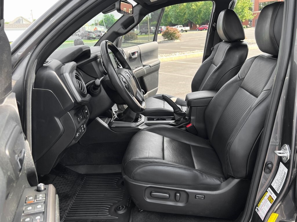 2022 Toyota Tacoma TRD Off-Road photo 2
