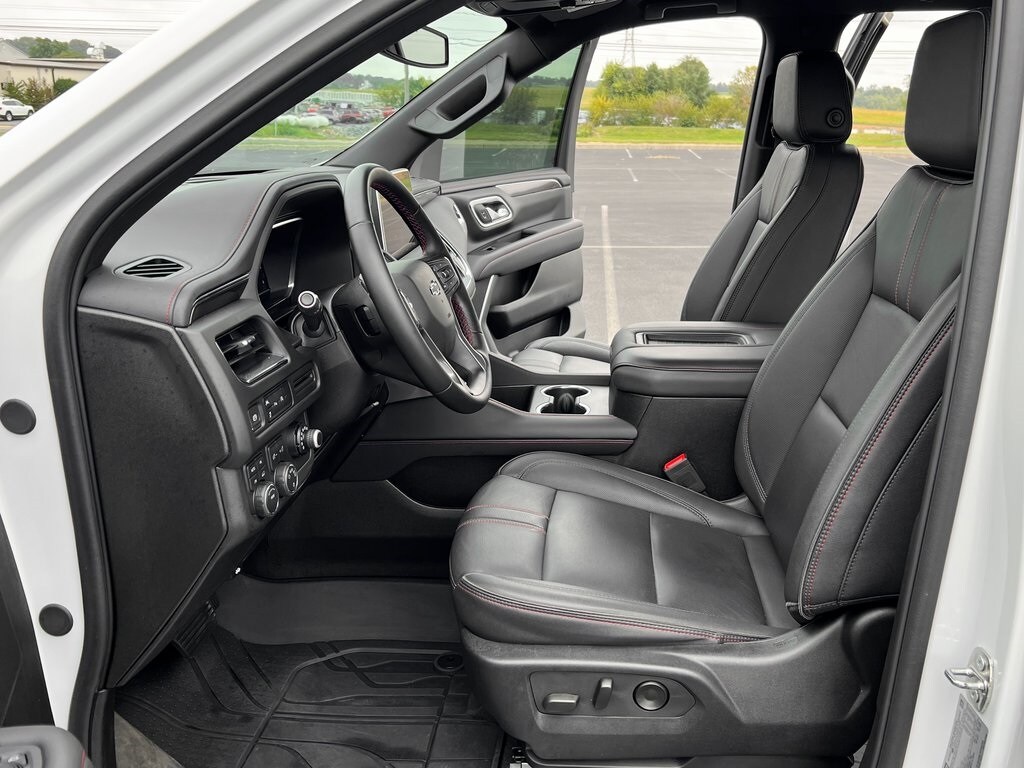2024 Chevrolet Suburban RST photo 2
