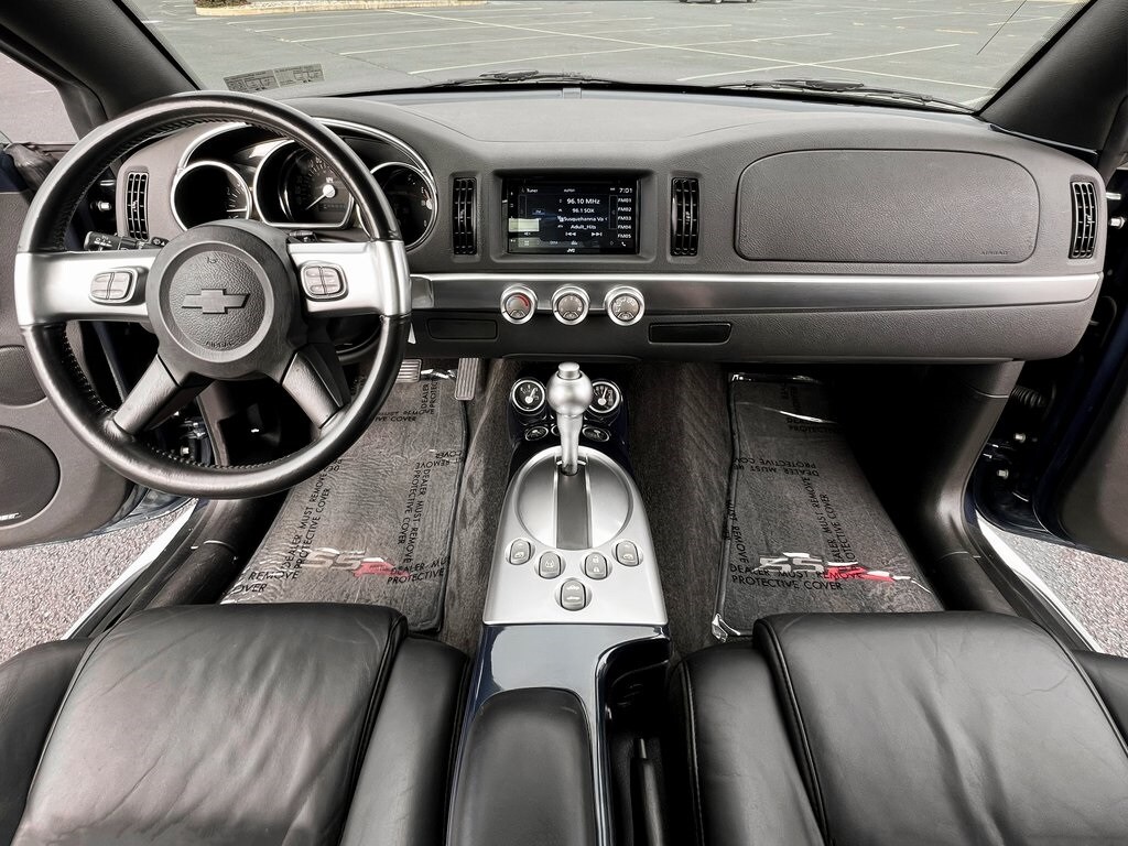 2005 Chevrolet SSR Base photo 3