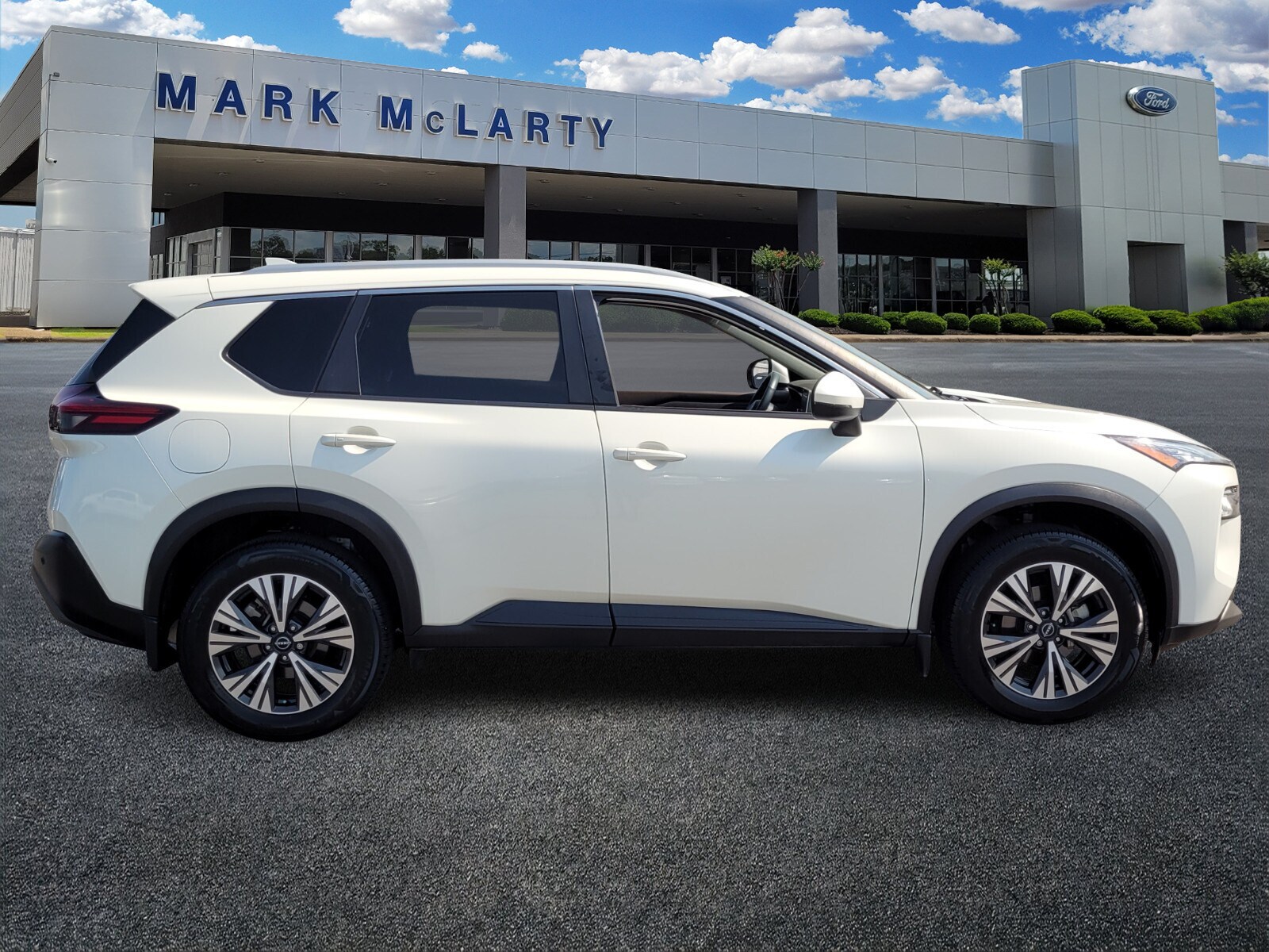2022 Nissan Rogue SV photo 2