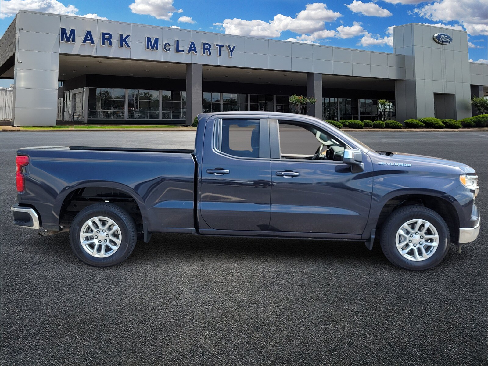 2023 Chevrolet Silverado 1500 LT photo 2
