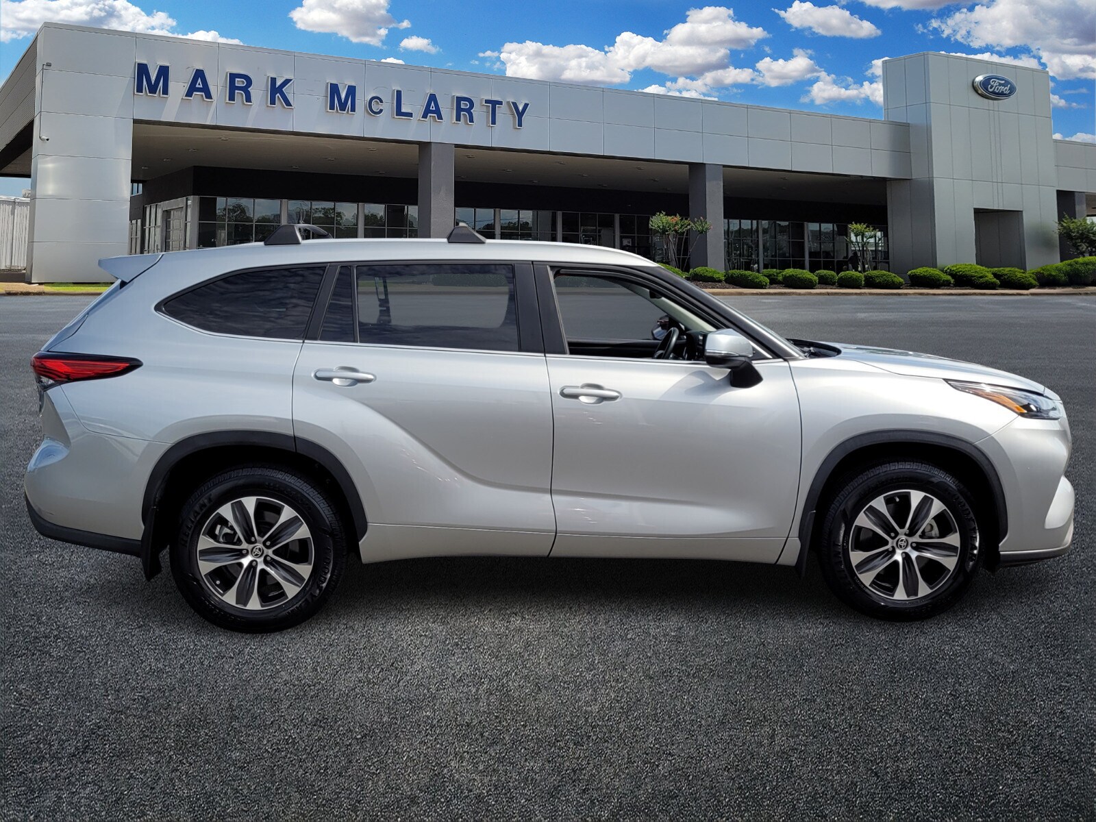 2023 Toyota Highlander XLE photo 2