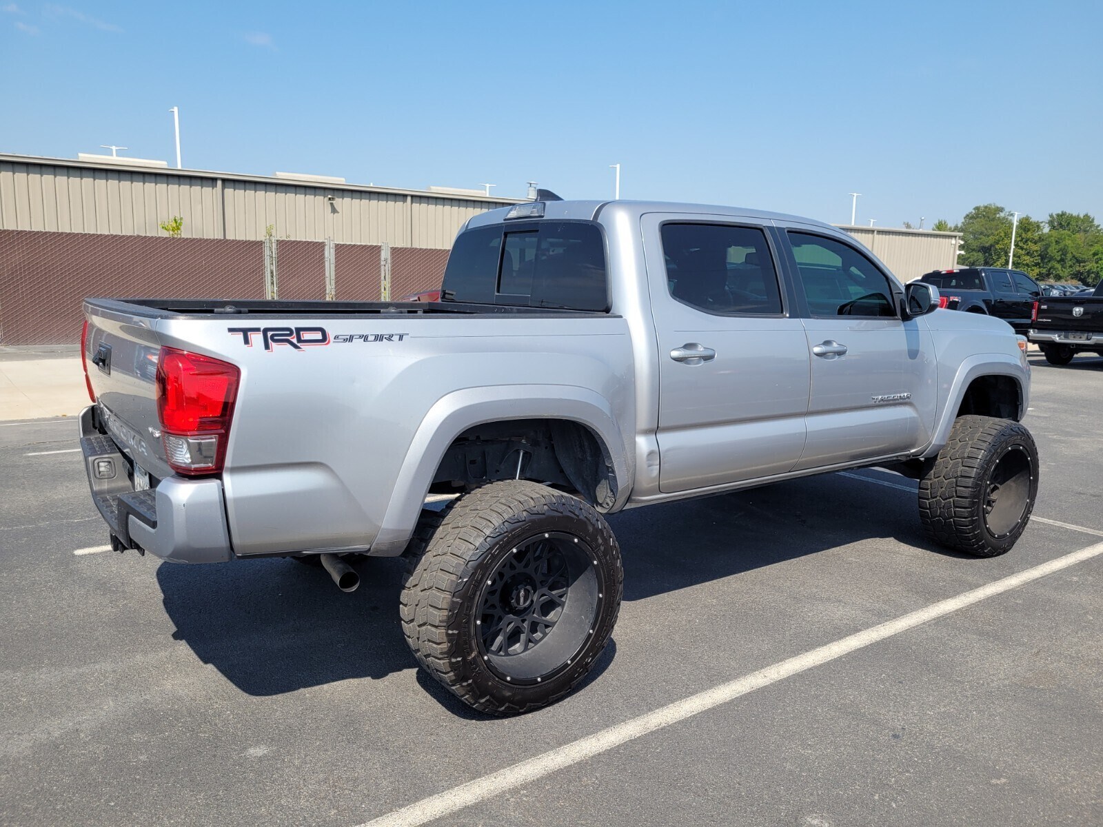 2017 Toyota Tacoma TRD Sport photo 3
